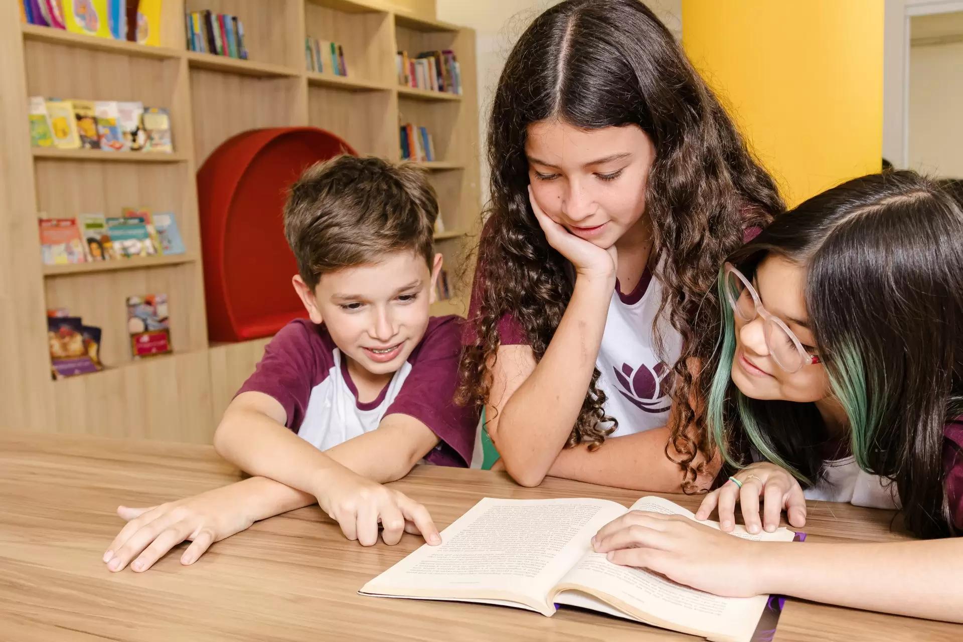 Alunos em uma atividade na Biblioteca da Escola Domingos Sávio - Cabo Frio - RJ