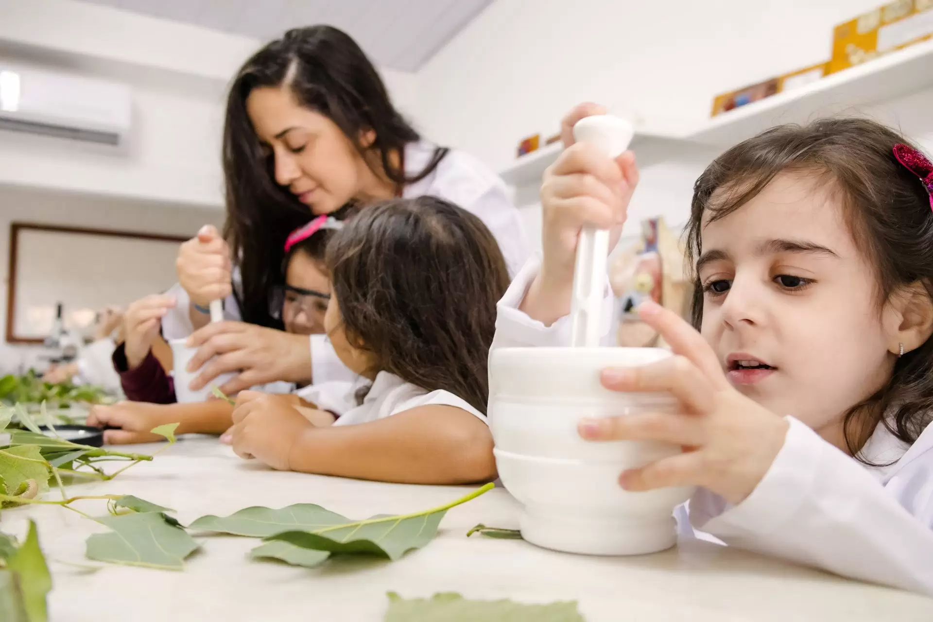 Alunos em uma atividade no Laboratório da Escola Domingos Sávio - Cabo Frio - RJ