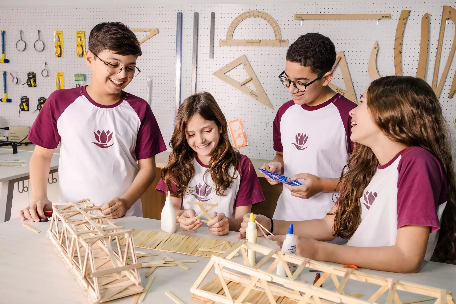 Alunos em uma atividade na Sala Maker da Escola Domingos Sávio - Cabo Frio - RJ