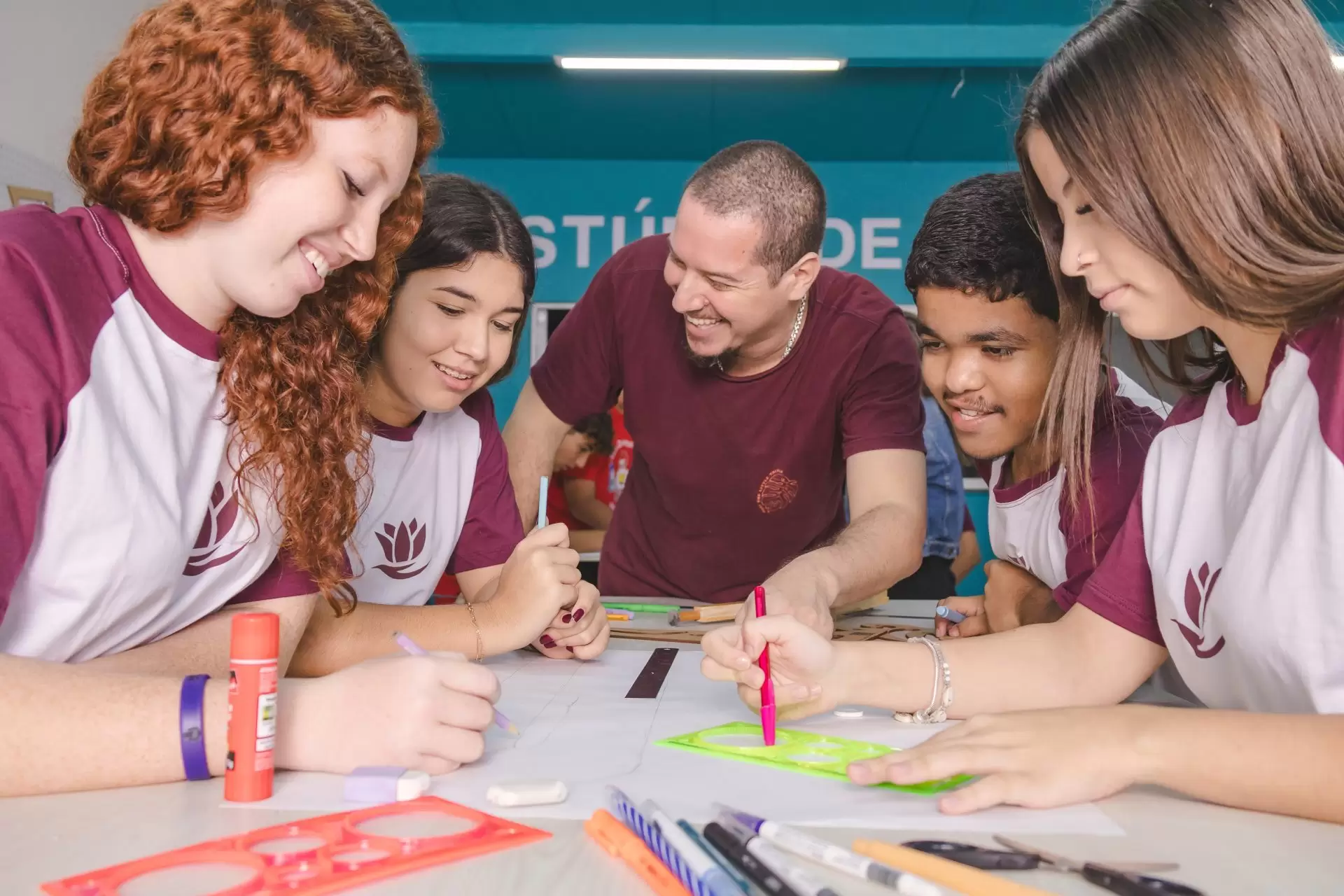 Alunos em uma atividade na Sala Maker da Escola Domingos Sávio - Cabo Frio - RJ